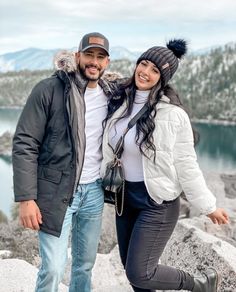 Honeymoon Outfits Winter, Cute Couples Outfits Casual, Winter Honeymoon Outfits, Matching Winter Outfits For Couples, Manali Outfit Ideas, Kashmir Snow, Fall Outfits For Couples, Couple Winter Outfits, Winter Wonderland-party