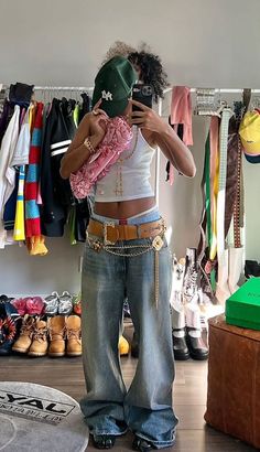 street style, white tank top, baggy jeans, gold accessories, chunky belt, & cap! New York Core Outfits, Spring Vintage Outfits, Thrifty Outfits, Textured Clothing, Black Women Streetwear, Ig Outfits, Stunna Girl, 2000s Fits, Pakaian Hipster