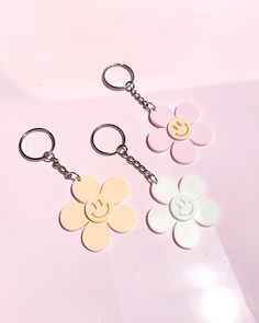 Daisy Keychain Acrylic, about 2 inches round. Silver hardware. Key Chains Aesthetic, Vintage Pink Aesthetic, Pink Aesthetic Cute, Daisy Keychain, White Keychain, Keychain Photo, Chains Aesthetic, Birthday Friend, Flower Chain