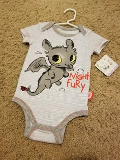 How To Train Your Dragon Nursery Theme, How To Train Your Dragon Nursery, Toothless Onesie, Dragon Baby Shower, Dragon Nursery, Disney Baby Clothes, Goth Baby, Funny Baby Clothes, Baby Facts