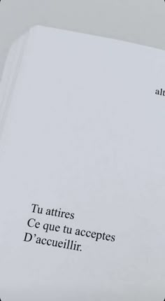 an open book with black writing on the pages and white paper underneath it that says,'tu attrires ce que tu acceptes d'acepes d'eace