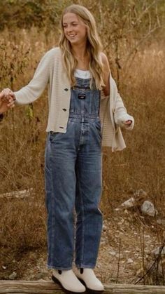 Overall And Cardigan Outfit, Senior Pictures With Overalls, Women Overalls Outfits Winter, Spring Tennessee Outfits, Classy Overall Outfits, Overalls Cardigan Outfit, Overalls Outfit Western, Fall Outfits With Overalls, Cool Modest Outfits Street Styles