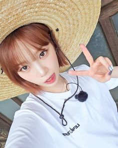 #CHAEWON #lesserafim . ♡ Chaewon Pics, Chaewon Icons, Chaewon Lesserafim, Kim Chaewon, Grey Outfit, Shakira, Iz One, Girl Group