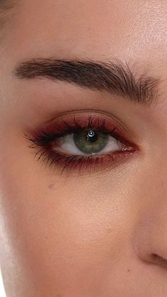 Vincent Ford on Instagram: "Smoky Cat Eyeliner I chose this pencil for her green eyes but you can try orange/gold for blue eyes and green for brown eyes to help them stand out. I used @sweedbeauty Satin Eyeliner in Margaux Bordeaux and Cloud Mascara #cateye #eyelinertutorial #cateyeliner #eyelinertutorial" Fall Makeup Looks Green Eyes, Red Eye Makeup Green Eyes, Gold Makeup For Green Eyes, Winter Makeup Green Eyes, Red Eyeshadow Green Eyes, Maroon Eyeliner Looks, Brown Eyeliner Green Eyes, Blue Eyeliner Green Eyes, Dark Green Eyes Makeup