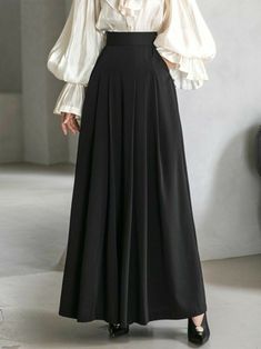 Maxi Skirt Elegant, How To Style A Black Maxi Skirt, Elegant Skirts Classy, Black Maxi Skirt Outfit For Work, Gothic Fits, Unique Skirts Design, Gaun Abad Pertengahan, Long Skirt Outfits