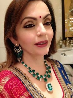 Nita Ambani Earrings, Nita Ambani Jewellery, Ambani Jewellery, Green Emerald Jewelry, Nita Ambani, Beautiful Diamond Necklace, Pinterest Jewelry, Bridal Diamond Necklace, Indian Jewelry Earrings