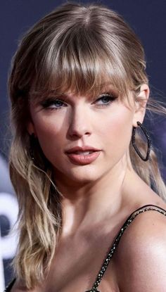 taylor swift at the american music awards wearing her hair in side swept up with bangs