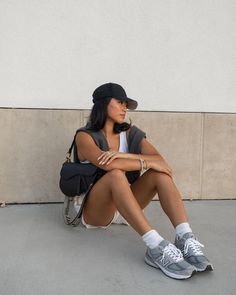 Dad Shoes Outfit Women, Dad Shoes Outfit, Styling Sneakers, Tik Tok Influencer, Instagram Shoes, Women's Street Style, Posing Tips, Sitting Poses, Standing Poses