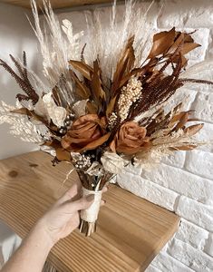 Buquê de noiva boho chic flores secas terracota flores desidratadas folhas secas terracota off White rosa terracota Bouquet Flores, Dinner Decor, Dinner Decoration, Bouquet Ideas, Beautiful Bouquet, Rehearsal Dinner, Design Floral, Boutonniere, Wedding Bouquet