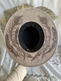 The feathers on this taupe, vegan suede hat are hand-burned to create a boho/western statement piece.  The hat is size Medium with an inner elastic band for a snug fit. Felt Burning, Best Hats For Men, Creative Hats