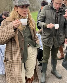 English Country Woman Style, English Old Money Aesthetic Outfit, English Fashion Aesthetic, British Old Money Style, British Outdoor Fashion, Summer British Style, English Heritage Style, Bavarian Outfit Women, English Country Winter Outfits