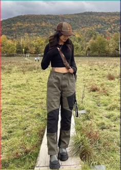 Empowered women, empower women. Boss Babes support each other! Women helping women quote Hiking Style Women Summer, Long Sleeve Hiking Outfit, Mountain Women Outfit, Hiking Outfit Sweatpants, Elegant Camping Outfit, Camping Women Outfits, Female Camping Outfits, Casual Nature Outfits, Tent Camping Outfits For Women