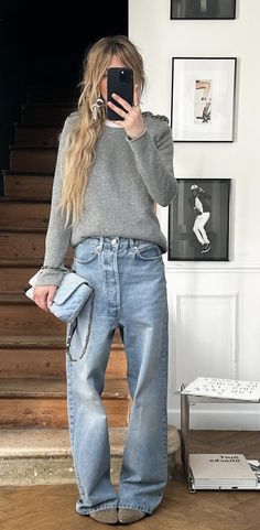 Smart Autumn Outfits Women, All Denim Street Style, Long Blue Sweater Outfit, Off White Denim Outfit, Black And Navy Outfit, How To Style Clothes, All Jeans Outfit, Boho Chic Outfits Winter, Feminine Tomboy Style