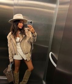 SUEDE FEDORA HAT WITH HARD BRIM & SPLIT CROWN    .              HAT BRIM: 10cm       HAT HIGH: 10.5cm/4.1 Western Boots Outfit, Look Boho Chic, Looks Pinterest, Looks Country, Skandinavian Fashion, Nashville Outfits, Rodeo Outfits, Cowboy Outfits, Looks Street Style