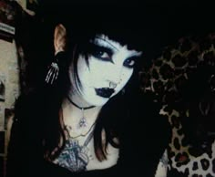 You Wanna Kiss Me So Bad Hypnotize, Mall Goth Icons, Goth Asethic, Mall Goth Makeup, Pfp Goth