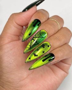 Nail the Spooky Season with These Halloween Ombré Nail Ideas Halloween Ombré Nails, Green Spooky Nails, Green Nails Halloween, Nails Halloween Aesthetic, Halloween Green Nails, Halloween Aesthetic Nails, Uñas Halloween Aesthetic, Cat Eye Halloween Nails, Halloween Nails Green