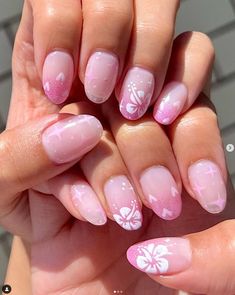 50 Stunning Hibiscus Nail Designs to Elevate Your Style with Tropical Charm! Hawaiian Flower Nails Acrylic, Hibiscus Nail Art, Nail Art Beginners, Hawaiian Flower Nails, Hibiscus Nails, Flower Toe Nails, Hawaiian Nails, Tropical Nail Art, Hawaii Nails