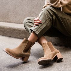 Tan Boots Women, Heeled Chelsea Boots, Old Shoes, Flatform Sandals, Busy Lifestyle, Heel Caps, Tan Suede, Leather Pulls, Chelsea Boot