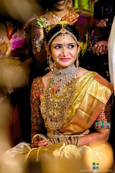 Indian Wedding Garland, Bengali Bridal Makeup, Bengali Bride, Wedding Consultant, Bengali Wedding, Wedding Jewellery Collection, Desi Wedding, South Indian Wedding, Bridal Inspiration