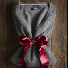 Wrapped up. Christmas Clothing Photoshoot, Sweater Gift Wrapping Ideas, Sweater Product Photography, Sweater Photography, Christmas Product Photography, Creative Corporate Gifts, Sweater Bow, Corporate Branded Gifts, Zsazsa Bellagio