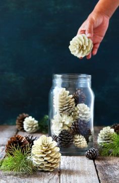 Decoração de Natal com pinhas Reciclar e Decorar - Blog de Decoração e Reciclagem Witchy Pinecone Crafts, Large Pinecone Crafts Ideas, Small Pine Cone Crafts, What To Do With Pinecones, Pinecones Bouquet, Pine Cone Turkey, Pine Cone Centerpiece, White Pinecones, Bleached Pinecones