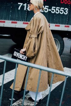 xxl coat - autumn winter 2019 Trends #streetstyle #autumn #winter #trends #styleinspiration #outfitideas Walking Down The Street, Street Chic, Looks Style, Trench Coats, Fashion Details, Look Fashion, Paris Fashion Week