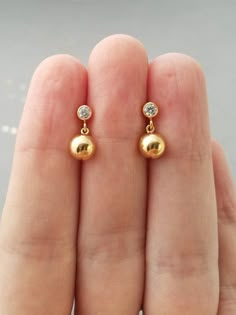 Gold Post Earrings, Small Gold Jumkas Design, Simple Studs Gold, Jwellary Design Gold Earrings, Simple Jumka Earrings Gold, Gold Hangings For Ears, Gold Earrings Simple Designs, Ear Rings Hangings Gold, Small Diamond Hanging Earrings