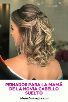 Los peinados para la mamá de la novia cabello suelto en muchas ocasiones son bastante llamativos y en otras, más bien simples pero, siempre deben sí o sí, ser bonitos. Mother Of The Bride Hair Short, Short Hair Waves, Half Up Wedding Hair, Half Up Half Down Hair Prom, Mother Of The Bride Hair, Penteado Cabelo Curto, Half Up Half Down Hair, Wedding Hair And Makeup, Hair Waves