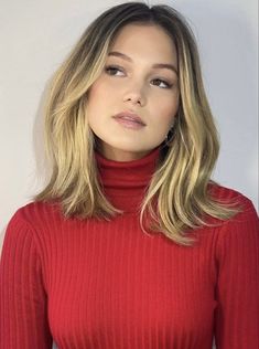 Olivia Holt Hair Short, Olivia Holt Hair, Hannah Godwin Hair, Olivia Holt Aesthetic, 1990s Hair, Bobbed Hairstyles With Fringe, Wavy Lob, Hair And Makeup Tips, Olivia Holt