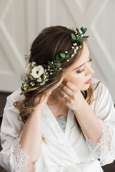 White Flower Crown Wedding, White Bridal Flowers, White And Green Wedding, Evergreen Flowers, White Flower Crown, Wedding Flower Crown, Green Wedding Flowers, Rose Flower Crown, White Rose Flower