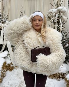 winter snow woman aesthetic | ootd Snow Woman, Woman Aesthetic, Aesthetic Ootd, Winter Outfits Women, Winter Snow, Winter Dresses, Winter Season, Feminine Style