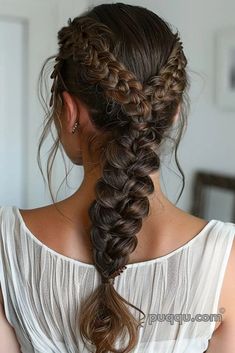 How to Fishtail Braid: A Step-by-Step Guide - Puqqu Fishtail Braids Hairstyles, Fishtail Braid Step By Step, Braid Step By Step, How To Fishtail, Fish Braid, Fishtail Plait, Messy Fishtail Braids, Fishtail Braid Hairstyles, Fishtail Braids