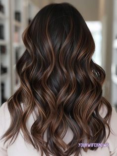 29 Enchanting Brunette Highlights to Elevate Your Summer Style See Waves, Highlight Styles, Chocolate Brunette Hair, Soft Black Hair, Brunette Hair Color With Highlights, Summer Brunette, Dark Brown Hair Balayage, Natural Brunette, Short Brunette Hair