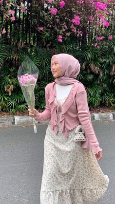 Aesthetic Outfits For Hijabis, Floral Pink Skirt Outfit, Floral Outfit Hijab, Floral Hijab Outfit, Dress Floral Hijab, Floral Modest Dresses, Cottagecore Hijab Outfit, Soft Pink Outfit Hijab, Floral Skirt Outfits Hijab