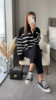 Casual College Outfits, Winter Fashion Outfits Casual, Ladies Turtleneck Sweaters, Wardrobe Outfits, Stylish Work Outfits, Easy Trendy Outfits, Fashion Mistakes