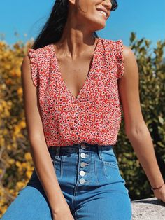 Sleeveless blouse Red floral print  Ruffles on the shoulders V-neck  Buttons all over the front tone on tone 100% viscose lining  The blouse is made of 100% polyester  Length: 59cm (for size S)   Litter with the Jeans Nashville  SIZE ADVICE - SIZE GUIDE Cynthia is 1.70m tall and wears a size S.  If you hesitate between two sizes, choose the size above. Otherwise choose your usual size. Yellowstone Series, Mommy Style, Botanical Wallpaper, Tone On Tone, Diy Couture, 80th Birthday, Red Blouses, Sewing Inspiration, Pretty Flowers