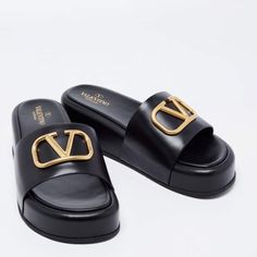 Refined And Easy To Wear, A Glossy Logo Plaque Tops These Leather Platform Slides. Leather Upper Open Toe Slip-On Leather Lining Padded Insole Pvc Sole Made In Italy Valentino Slippers, Valentino Rockstud Shoes, Valentino Sneakers, Studded Flats, Black Leather Flats, Valentino Black, Platform Slides, Valentino Shoes, Swag Shoes