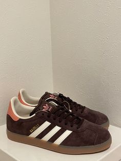 Vintage Sneakers For Fall, Adidas Shoes Brown, Adidas Spezial Brown, Burgundy Adidas Shoes, Classic Brown Adidas Sneakers, Chique Outfit, Hype Shoes