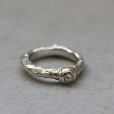 Silver textured ring with a white pearl. Material: Sterling silver ( or white gold ) Stones: pearl Size: made to order o  If you do not know your ring size please check this method as well  o https://www.instagram.com/p/CTmHVMkATEg/ Don't hesitate to check my Instagram as well: @atelier_tiuh Textured Jewellery, Texture Jewelry, Silver Pearl Ring, Pearl Engagement Ring, Textured Ring, Silver Wedding Rings, Unisex Ring, Pearl Size, Silver Pearls