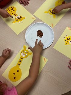 children making paper plates with giraffes on them