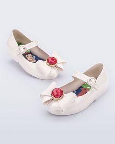 The fairest of them all, meet the Mini Melissa Sweet Love + Snow White ballerina flat. This sweet Disney collaboration brings the world of Snow White to life with a classic ballet-style shoe complete with an elaborate apple bow appliqué, a fairy tale scene on the comfy insole and varying colors to choose from. White Ballerina Flats, Melissa Sweet, The Fairest Of Them All, Fairest Of Them All, Ballet Fashion, Mini Melissa, Sweet Love, A Fairy Tale, Ballerina Flats