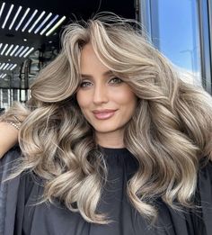 Hair Color And Style Ideas, Layered Hair Ideas, Silver Hairstyles, Ash Blonde Hair Balayage, Ash Blond, Blonde Hair With Roots, A Blowout, Dyson Airwrap, Cool Blonde Hair