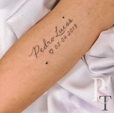 a person with a tattoo on their arm that says pedraes de oscurios