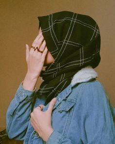 Girl Hide Face Dp, Girl Hide Face, Hide Face Dp, Hijab Dpz, Hijab Dp, Hiding Face, Beautiful Casual Dresses, Muslim Girl, Muslim Women Fashion