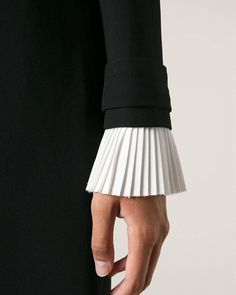 Pleats Fashion, Fall Photo Shoot Outfits, Design Kurta, Minimalist Moda, Feminine Elegance, Design Moda