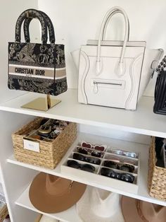 three purses and two hats are sitting on the shelves next to eachother