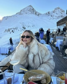 SNOW SZN ❄️ /// @shepelevich wears best seller 'OUTTA LOVE' in black #Sunglasses #LeSpecs Mode Au Ski, Ski Trip Outfit, Apres Ski Outfits, Ski Aesthetic, Apres Ski Party, Mountain Outfit, Girls Fur, Ski Outfit