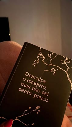 a person holding a book in their hand with the words desculpe o exagero, mas no sei sentir pouco