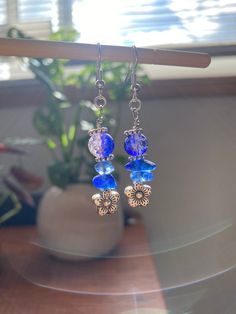 These handmade blue saphire tumble stone earrings have a flower charm on the end, perfect for summer and spring. Boho and hippie fashion means its a great gift for friends. Drop length  2in Silver coated brass ear wire Free shipping on all my products 🍊🧡and a 21 day return and exchange policy. Don't hesitate to reach out to me for any questions! Boho Hippie Fashion, Earrings Handmade Boho, Pink Crystal Earrings, Bead Dangle Earrings, Hippie Fashion, Beading Crafts, Fruit Earrings, Hippie Earrings, Boho Chic Jewelry