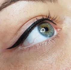 Eyeliner Images, Semi Permanent Eyeliner, Permanent Makeup Eyeliner, Permanente Make-up, Eyeliner Designs, Winged Eyeliner Tutorial, Permanent Eyeliner